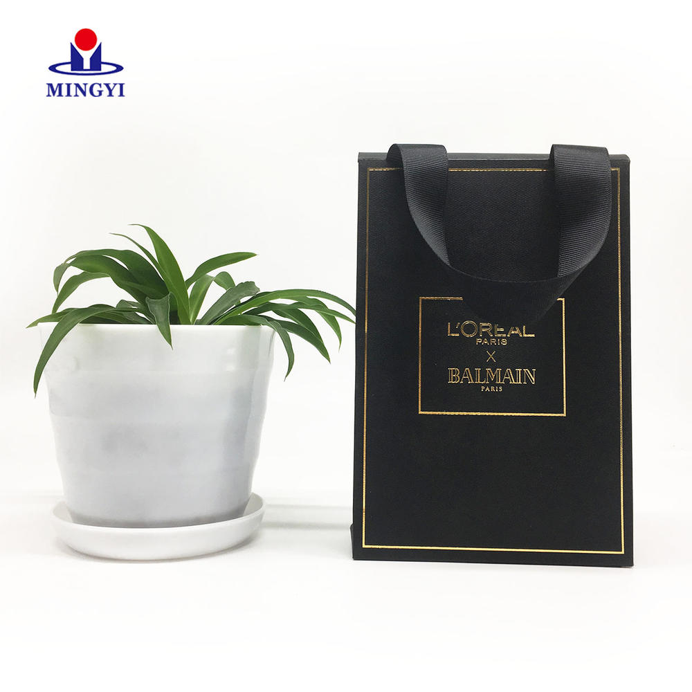 Custom minimum dimension cosmetic retail packaging bag with high quality surface treatment